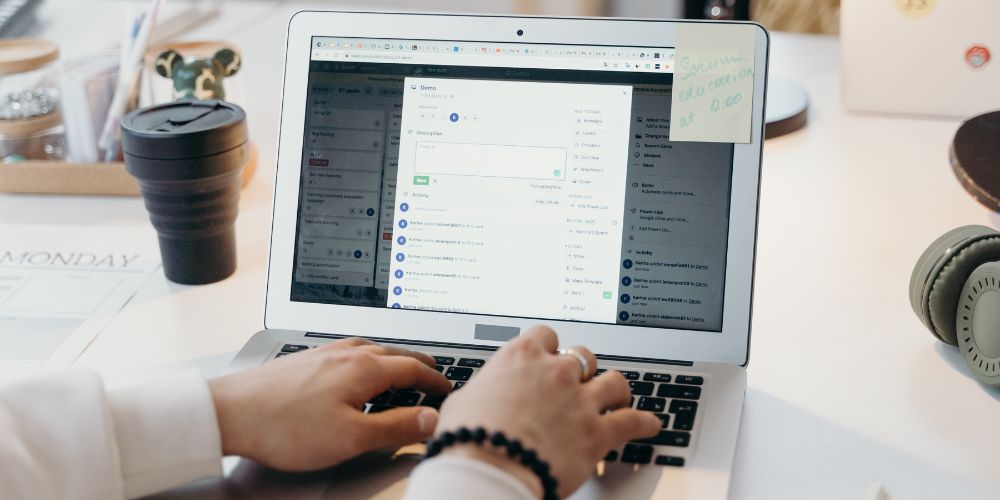 Persona utilizando una herramienta de organización digital en un computador portátil.