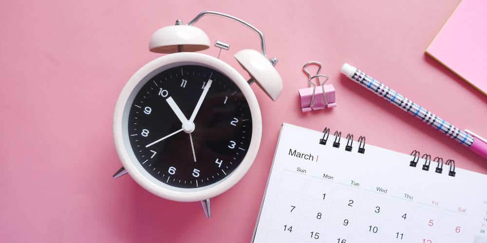 Reloj y calendario como referencia a los plazos de la declaración de renta.