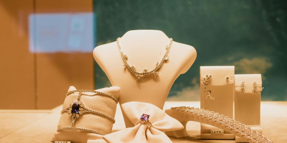 Collares, pendientes, anillo y pulseras sobre exhibidores en una vitrina.