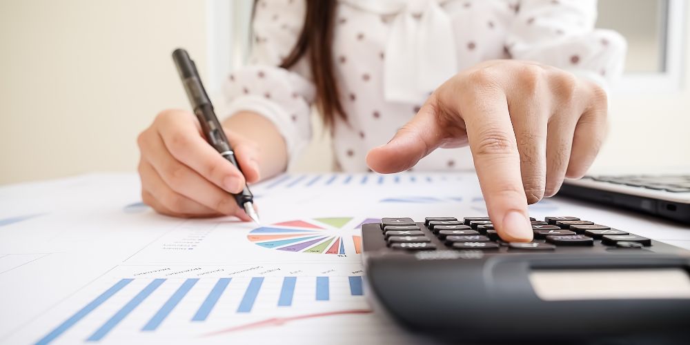 Revisión de documentos financieros con calculadora como apoyo a la rectificación de la declaración de renta
