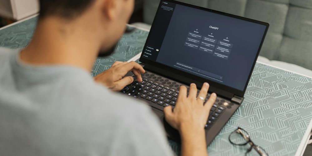 Persona utilizando un computador portátil con ChatGPT abierto en la pantalla.
